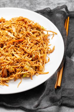 Tavuk, biber ve sebzeli erişte.