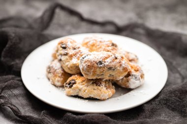 Mini Tereyağı Noel Çalıntıları Tabakta. Geleneksel Noel pastası.