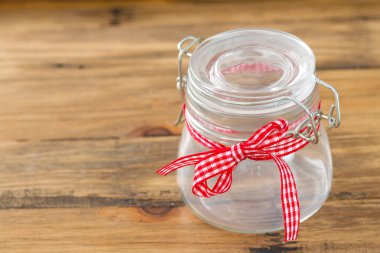 kahverengi zemin üzerinde boş kavanoz