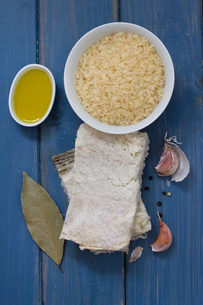 大米、 橄榄油和大蒜银鳕鱼 — 图库照片
