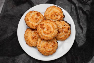 Beyaz tabakta çikolatalı hindistan cevizli kurabiye.