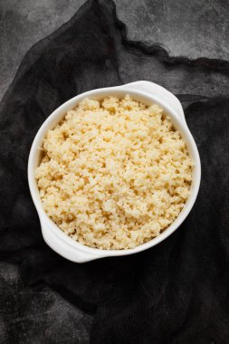 Beyaz kasede kaynamış kuskus taneli garnitür.