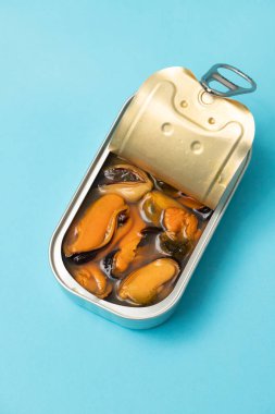 Doğal ortamda konserve midye. Yemek için hazır..