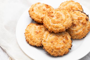 Beyaz tabakta çikolatalı hindistan cevizli kurabiye.