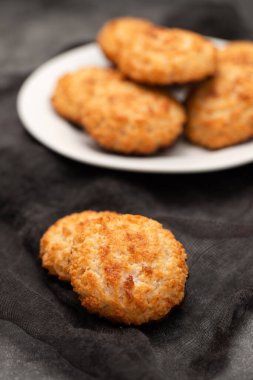 Beyaz tabakta çikolatalı hindistan cevizli kurabiye.