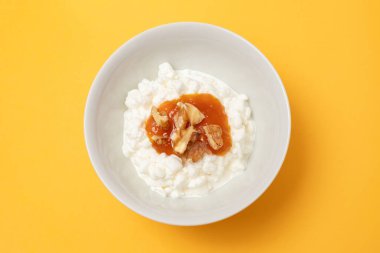 Beyaz kasede kabak reçeli ve fındıklı süzme peynir