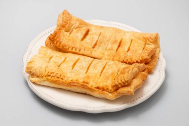 Küçük beyaz tabakta reçelli puf böreği