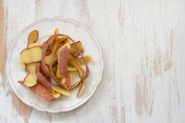 Beyaz ahşap zemin üzerinde bir patates kabuğu