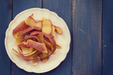 Mavi ahşap zemin üzerinde bir patates kabuğu