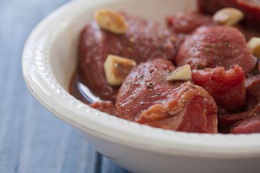 Beyaz tabak içinde Marine et