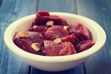 Beyaz tabak içinde Marine et