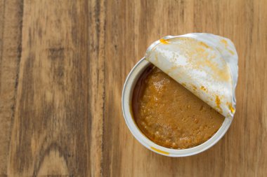 Balık pate kahverengi ahşap zemin üzerinde