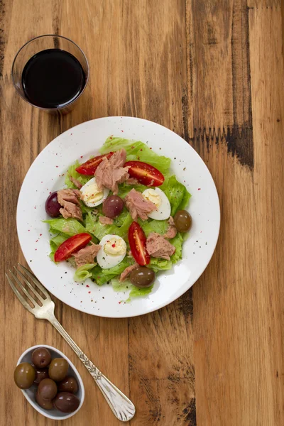 Рыбный салат на белой тарелке — стоковое фото