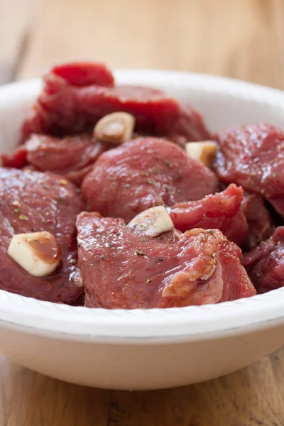 Carne marinata in piatto bianco — Foto Stock