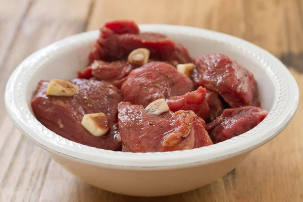 Carne marinata in piatto bianco — Foto Stock