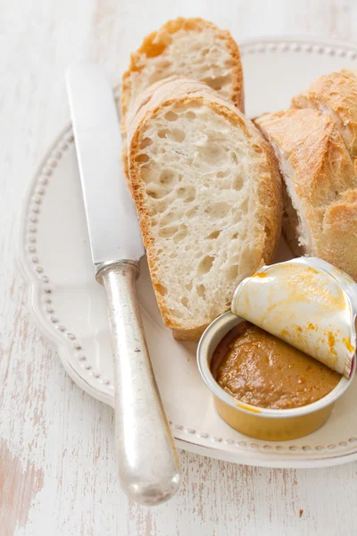 Brot mit Fischpastete auf Teller — Stockfoto