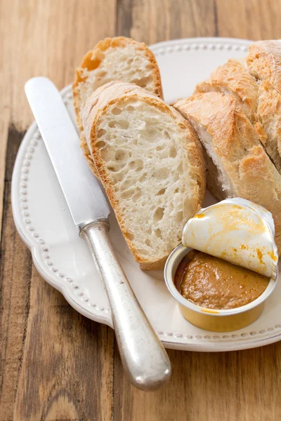 Pan con paté de pescado en plato blanco —  Fotos de Stock