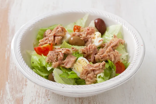 Beyaz tabakta ton balığı salatası