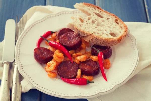 Fried shrimps with sausages and red pepper — Stock Photo, Image