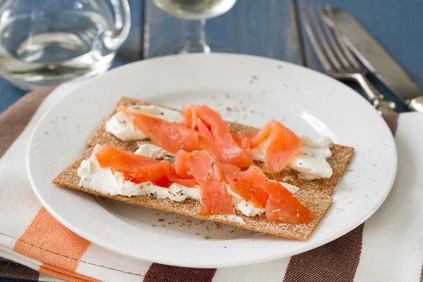 Beyaz plaka üzerinde füme balık ile tost — Stok fotoğraf