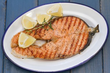 Çanak üzerinde limonlu ızgara somon