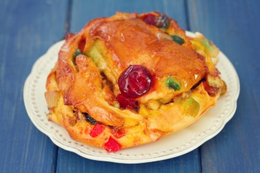 Noel kek üzerine beyaz tabak