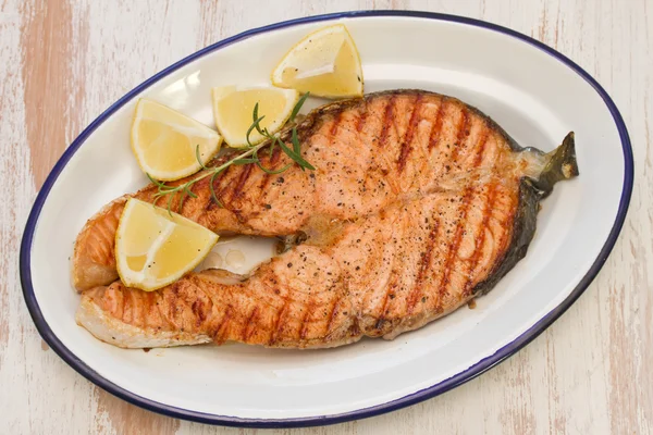 Salmón a la plancha con limón en el plato —  Fotos de Stock