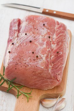 karabiber ve bıçak ile çiğ domuz eti