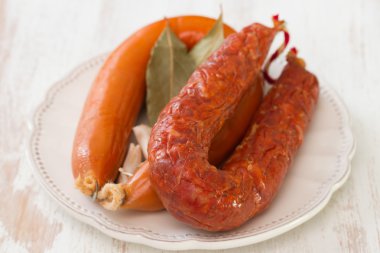 Beyaz tabakta Sosis füme