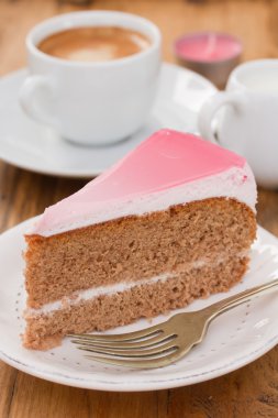 pasta beyaz plaka üzerinde