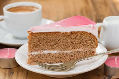 pasta beyaz plaka üzerinde