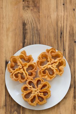 tipik Portekizce tatlı filhos beyaz plaka üzerinde