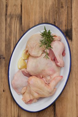 tabak kahverengi zemin üzerinde çiğ tavuk