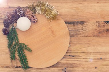 Noel dekorasyonu ile kahverengi yönetim kurulu