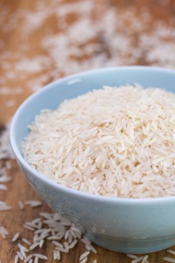 pirinç üzerinde mavi kase