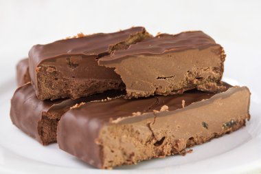 Beyaz çanak üzerinde çikolata turron