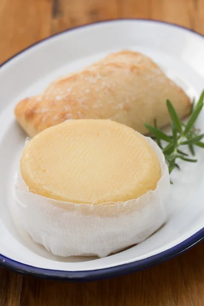 Сыр с хлебом на белой тарелке — стоковое фото