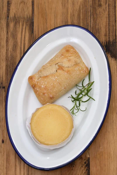 Queijo com pão em prato branco — Fotografia de Stock