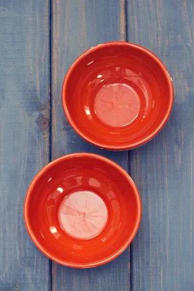 在蓝色木背景两个棕色陶瓷碗 — 图库照片