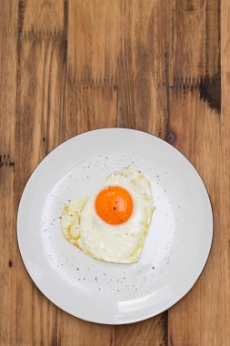 sahanda yumurta kalp beyaz plaka üzerinde