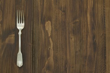 kahverengi ahşap arka plan üzerinde çatal