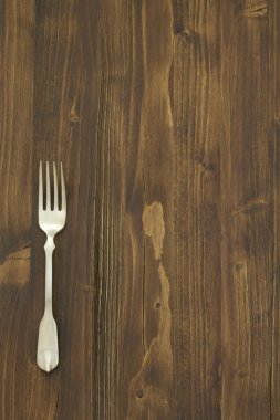 kahverengi ahşap zemin üzerinde bir çatalı