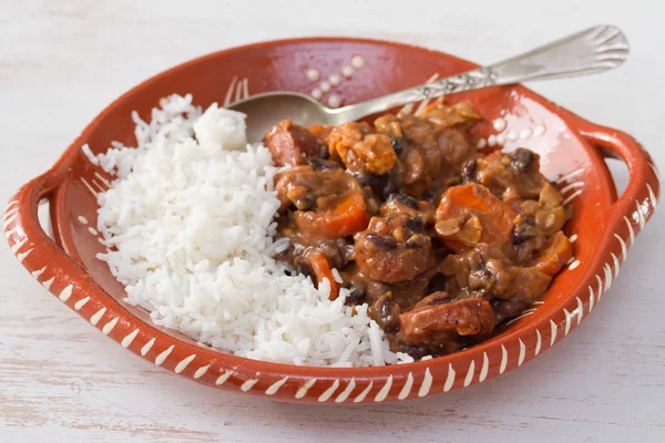 Feijoada typický portugalský pokrm s rýží v keramické misce — Stock fotografie