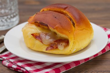 peynir ve et beyaz tabakta ile ekmek