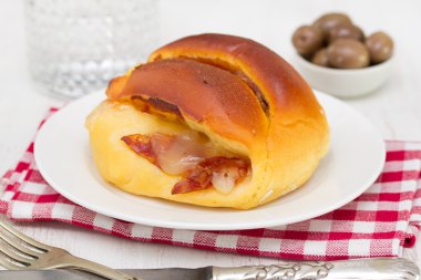 peynir ve et beyaz tabakta ile ekmek