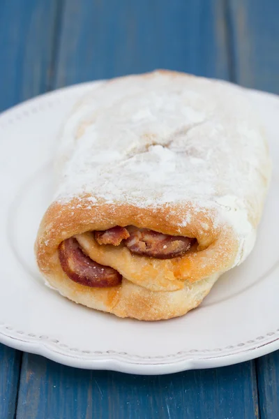 ขนมปังกับไส้กรอกรมควัน — ภาพถ่ายสต็อก