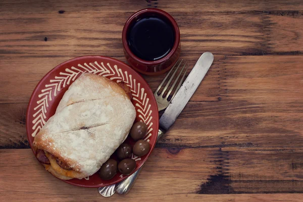 Bröd med chourico och rött vin — Stockfoto