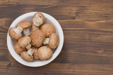 mantar plaka kahverengi ahşap zemin üzerinde