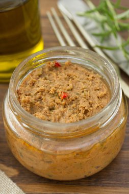 kahverengi ahşap zemin camına yapıştırmak