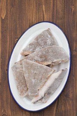 kahverengi beyaz tabak içinde donmuş balık